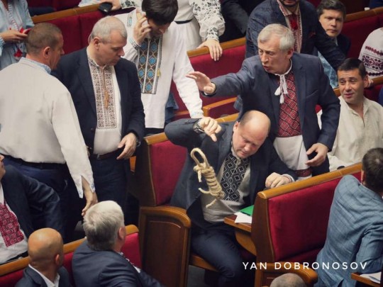 В нардепа Каплина запустили веревкой прямо в здании Рады (фото)