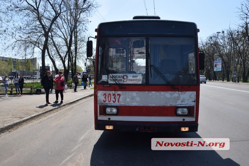 В Николаеве из троллейбуса на ходу выпала женщина с грудничком в коляске (фото, видео)