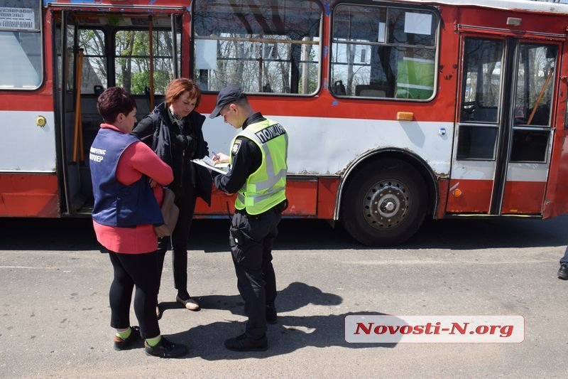 В Николаеве из троллейбуса на ходу выпала женщина с грудничком в коляске (фото, видео)