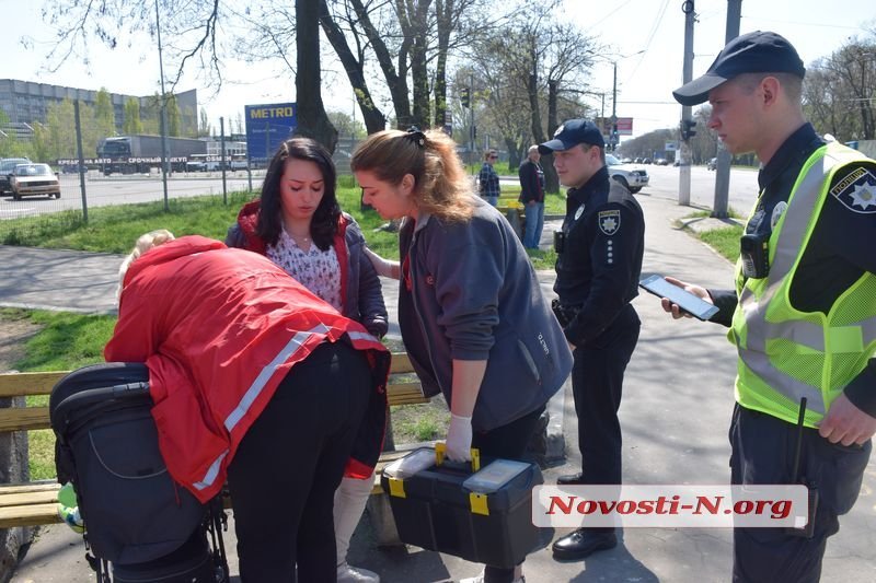 В Николаеве из троллейбуса на ходу выпала женщина с грудничком в коляске (фото, видео)
