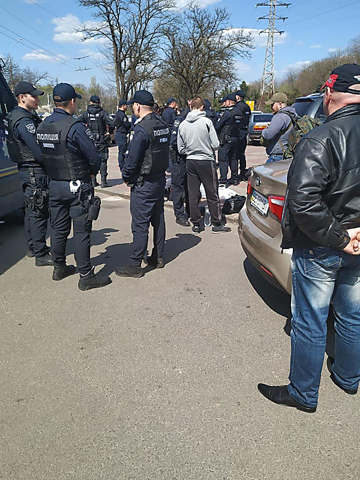 В Николаеве возле избирательного участка задержали «спортсменов» с оружием (фото)