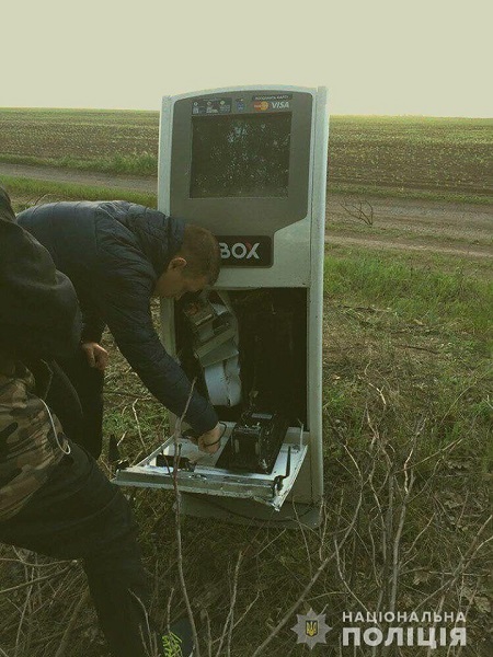 В Николаевской области с погоней задержали рецидивистов, воровавших терминалы из магазинов (фото, видео)