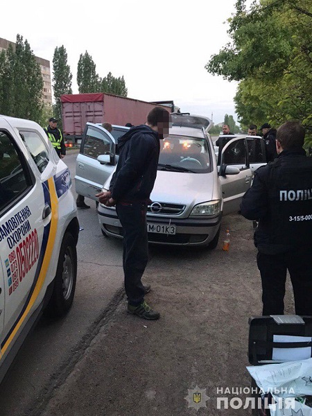 В Николаевской области с погоней задержали рецидивистов, воровавших терминалы из магазинов (фото, видео)