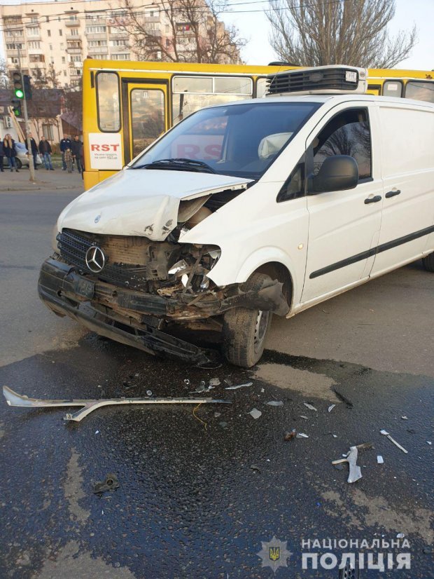 В Одессе автомобиль на евробляхах сбил трех нацгвардейцев, есть погибший: фото и видео