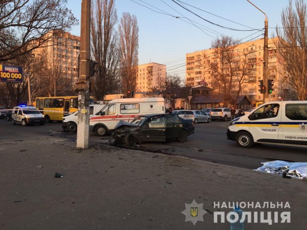 В Одессе автомобиль на евробляхах сбил трех нацгвардейцев, есть погибший: фото и видео