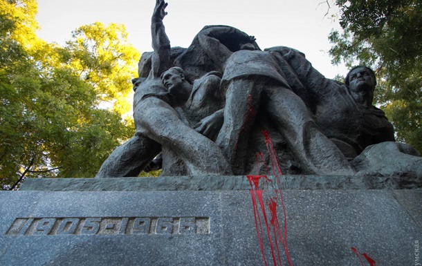 В Одессе разрисовали памятник Потемкинцам
