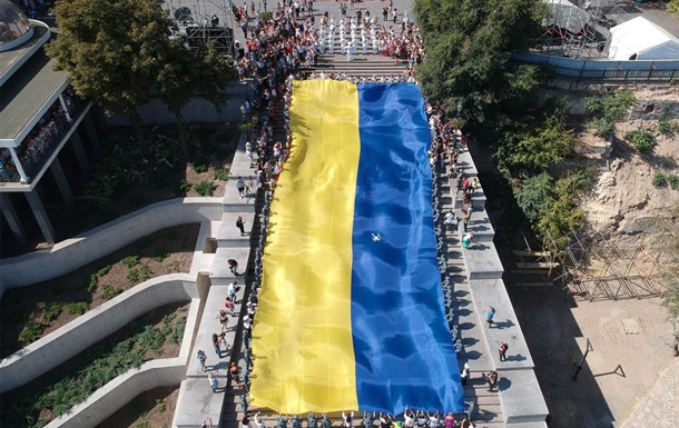 В Одессе развернули флаг Украины длиной 27 метров