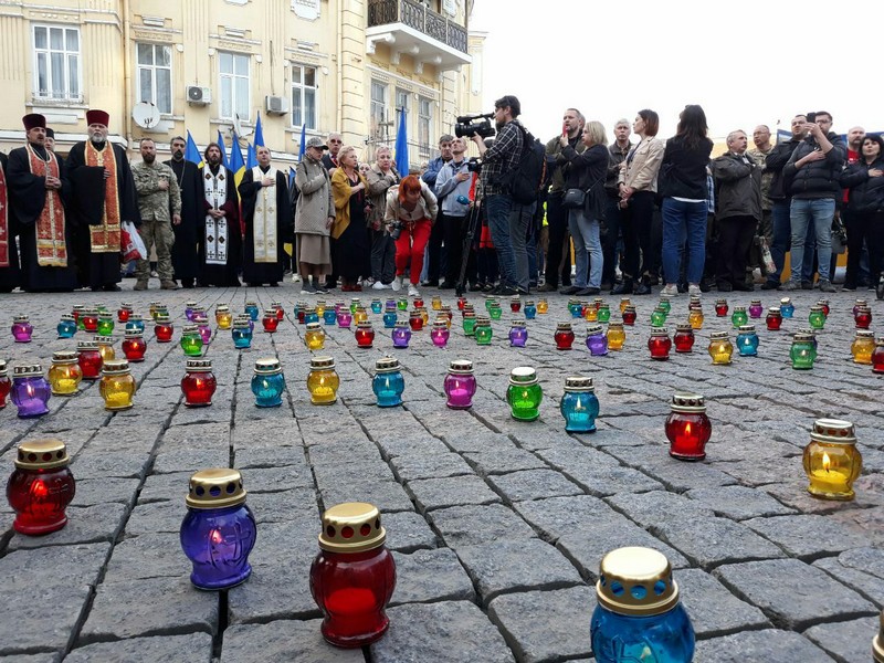 В Одессе сотни людей приняли участие в молебне по погибшим 2 мая 2014 года (фото)