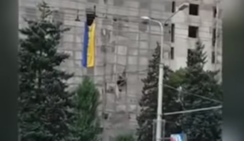 В оккупированном РФ Донецке под гимн Украины вывесили флаг: фото, видео