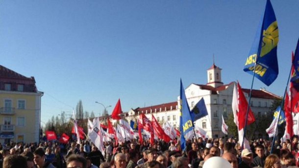 В оппозиции говорят, что собрали на митинг в Чернигове 5000 человек (Фото)