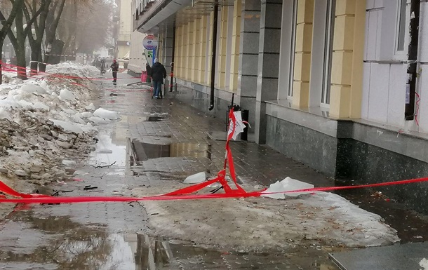 В Полтаве на ребенка упала снежная глыба