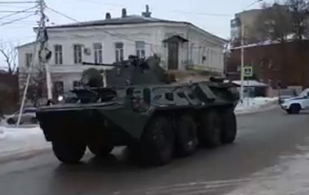 В РФ у границ с Украиной заметили колонну военной техники
