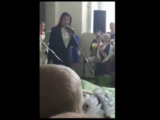 В России школьник на последнем звонке напал на депутата из партии Путина (видео)