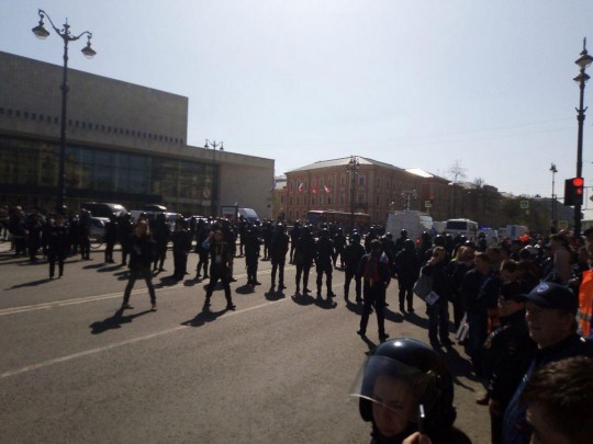 В России участников первомайских демонстраций задерживают десятками (фото)