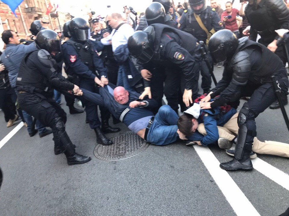 В России участников первомайских демонстраций задерживают десятками (фото)