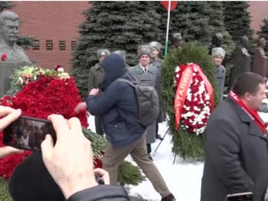 В России устроили массовое поклонение к могиле Сталина: в сети обсуждают фото
