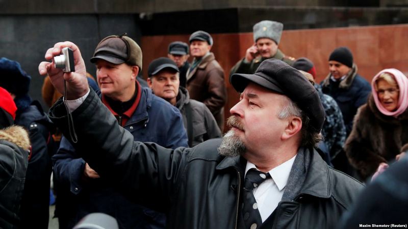 В России устроили массовое поклонение к могиле Сталина: в сети обсуждают фото