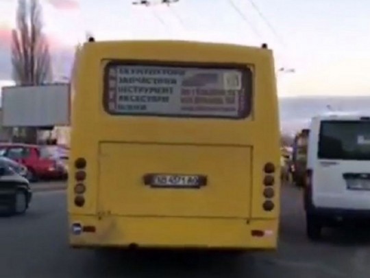 В сеть попали фото маршрутки, которая цепляет асфальт