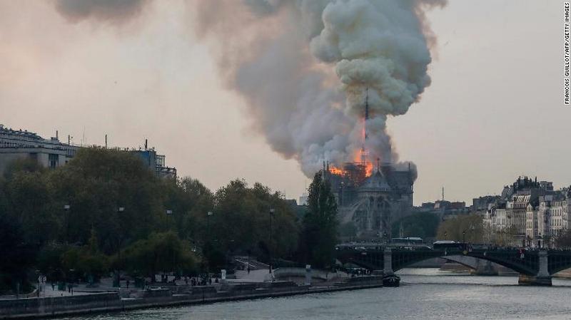 В столице Франции горит знаменитый собор Парижской Богоматери: появилось видео пожара