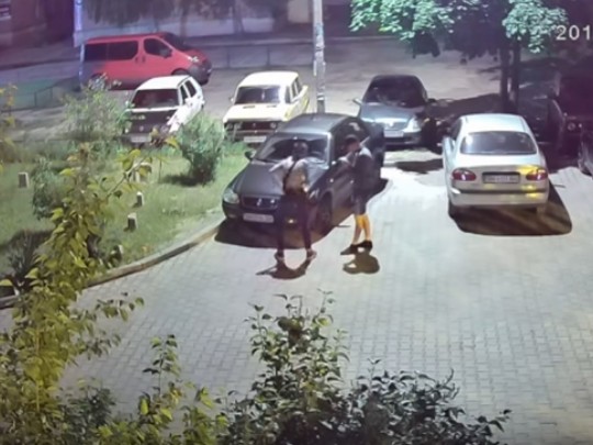 В Сумах пьяные спортсмены крушили припаркованные автомобили (видео)