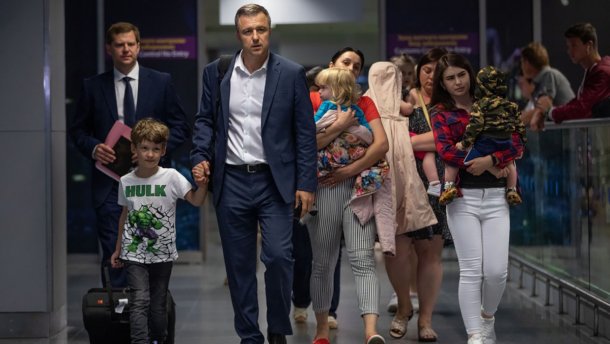 В Украину вернулись 10 детей из Грузии, мать которых подозревают в торговле детьми: фото