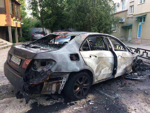В Ужгороде сожгли авто заммэра: фото сгоревшей машины