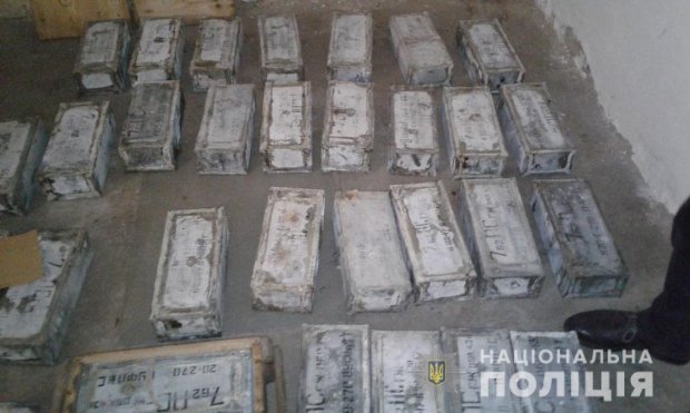 Військовий пенсіонер набив гараж рекордною кількістю боєприпасів: фото та відео