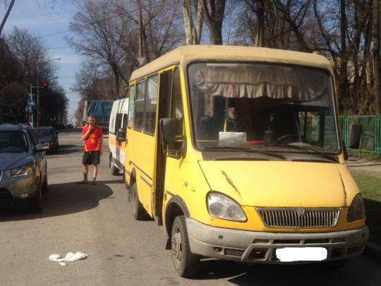В Запорожье водитель нагло вытолкнул женщину из маршрутки (видео)