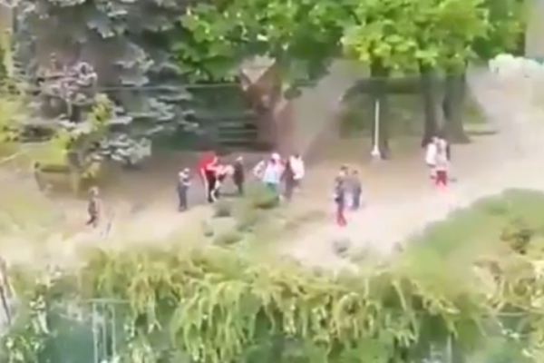 В Запорожье воспитательница садика силой таскала ребенка по площадке: детали инцидента