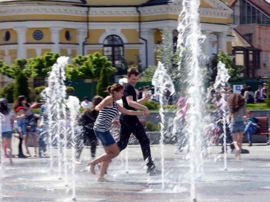 В жару лучше отказаться от жирной пищи: как надо питаться летом