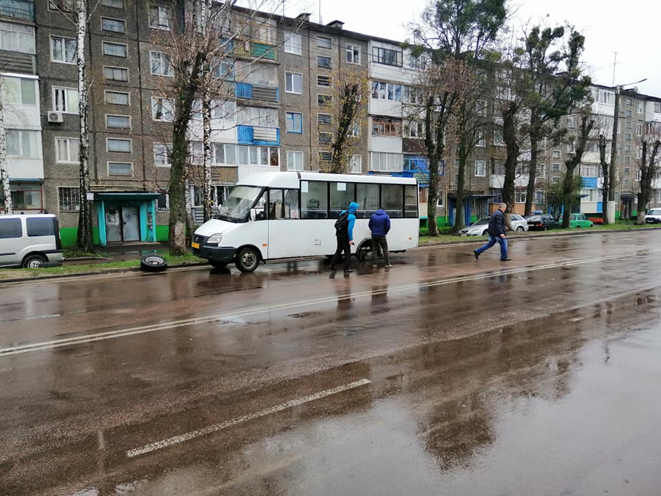В Житомире у маршрутки на ходу отвалились сразу два колеса (фото)