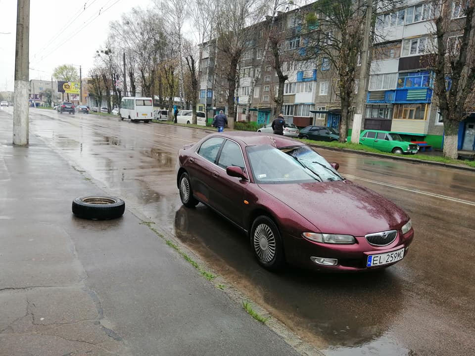 В Житомире у маршрутки на ходу отвалились сразу два колеса (фото)
