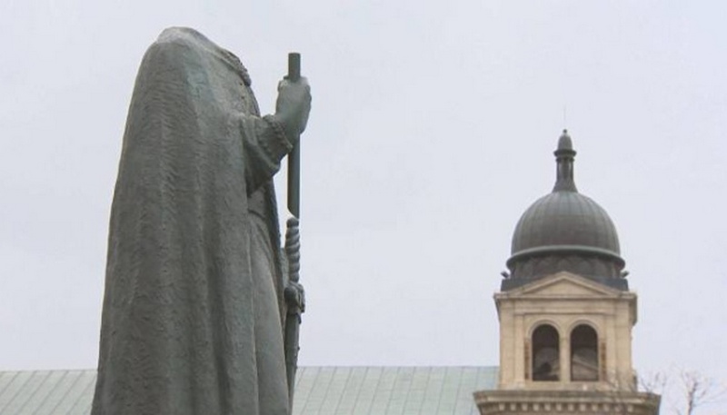 Вандалы обезглавили памятник князю Владимиру в Канаде (фото)