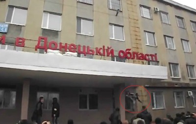 Видео: в Горловке сбрасывают с козырька сорвавшего украинский флаг