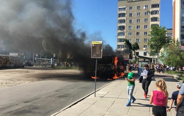 Во Львове полностью сгорела маршрутка