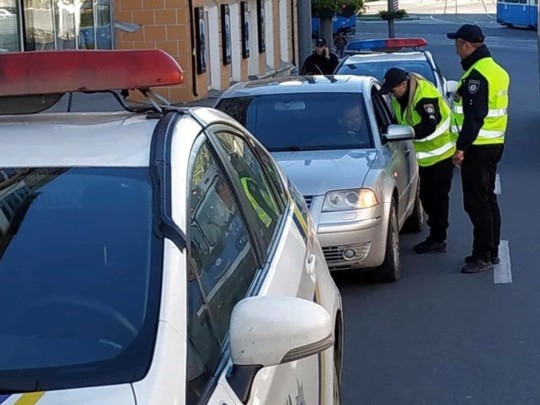 Водителям разрешили не показывать полицейскому документы, если тот не может доказать нарушение