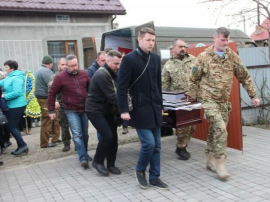 Встречали на коленях: на Львовщине прощаются с погибшим участником ООС (фото)