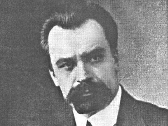 Я уезжаю как писатель, а как политик всей душой хочу умереть, — написал Винниченко перед эмиграцией