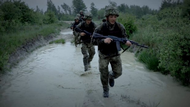 Які пекельні випробування долають солдати під час навчання: вражаючі фото та відео