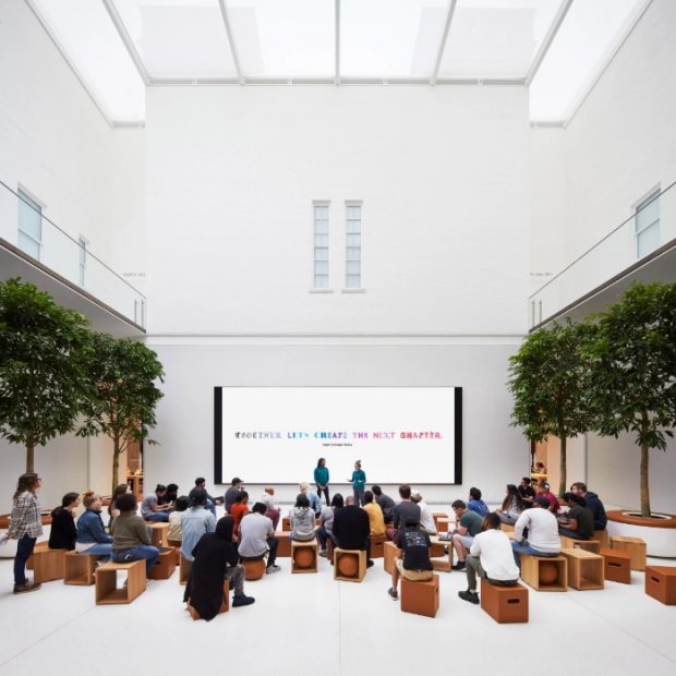 Як старовинна бібліотека перетворилась на сучасний Apple Store: фото