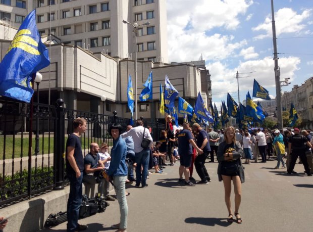 Загроза скасування закону про Очищення влади: активісти вийшли на мітинг (фото)