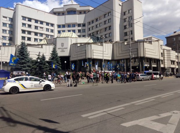 Загроза скасування закону про Очищення влади: активісти вийшли на мітинг (фото)