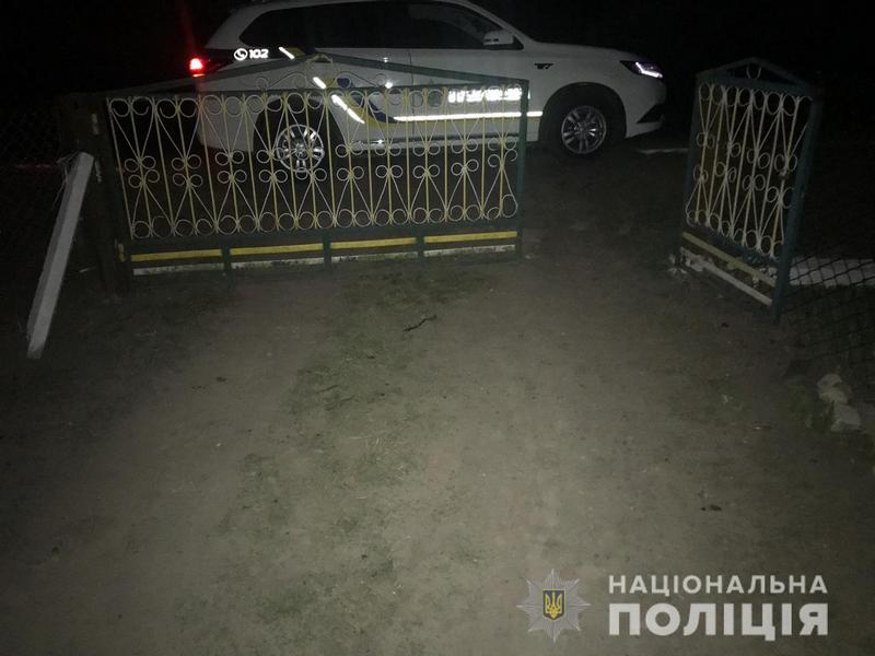 Защитил семью: 13-летний мальчик выбил нож у злоумышленника и ранил его (фото)