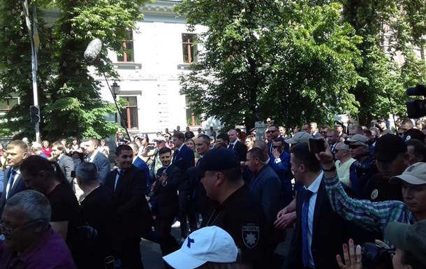 Зеленский пешком пришел на Банковую