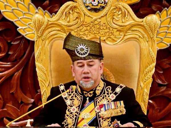 Женившийся на Мисс Москва король Малайзии отрекся от престола — впервые в истории страны (фото)