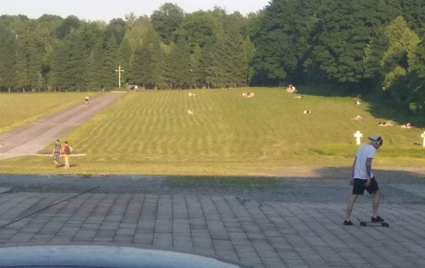 Жители Львова устроили пляж на могилах военных