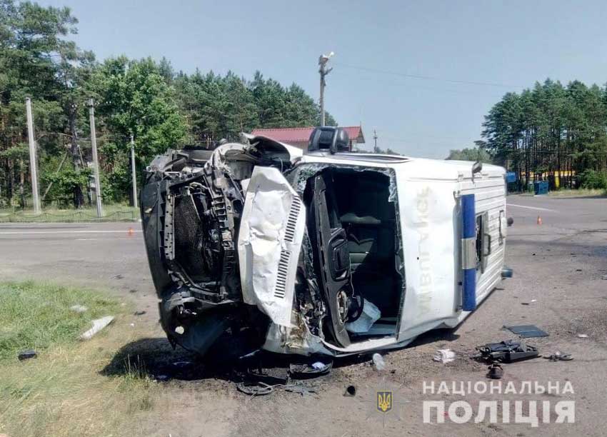 Жуткое ДТП на Волыни: скорая врезалась в грузовик, погибли люди (видео)