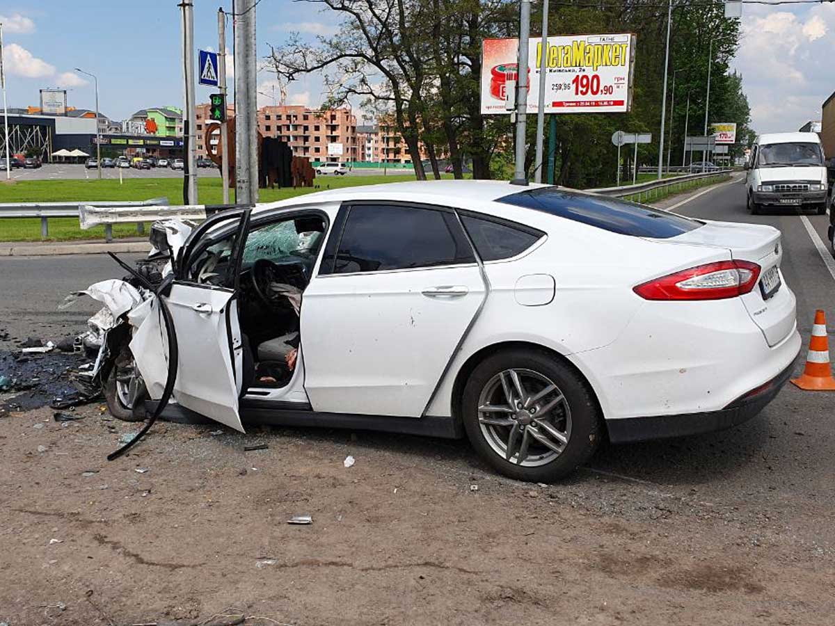 Жуткое ДТП под Киевом: Ford Mondeo влетел в самосвал, водитель скончался в карете скорой помощи