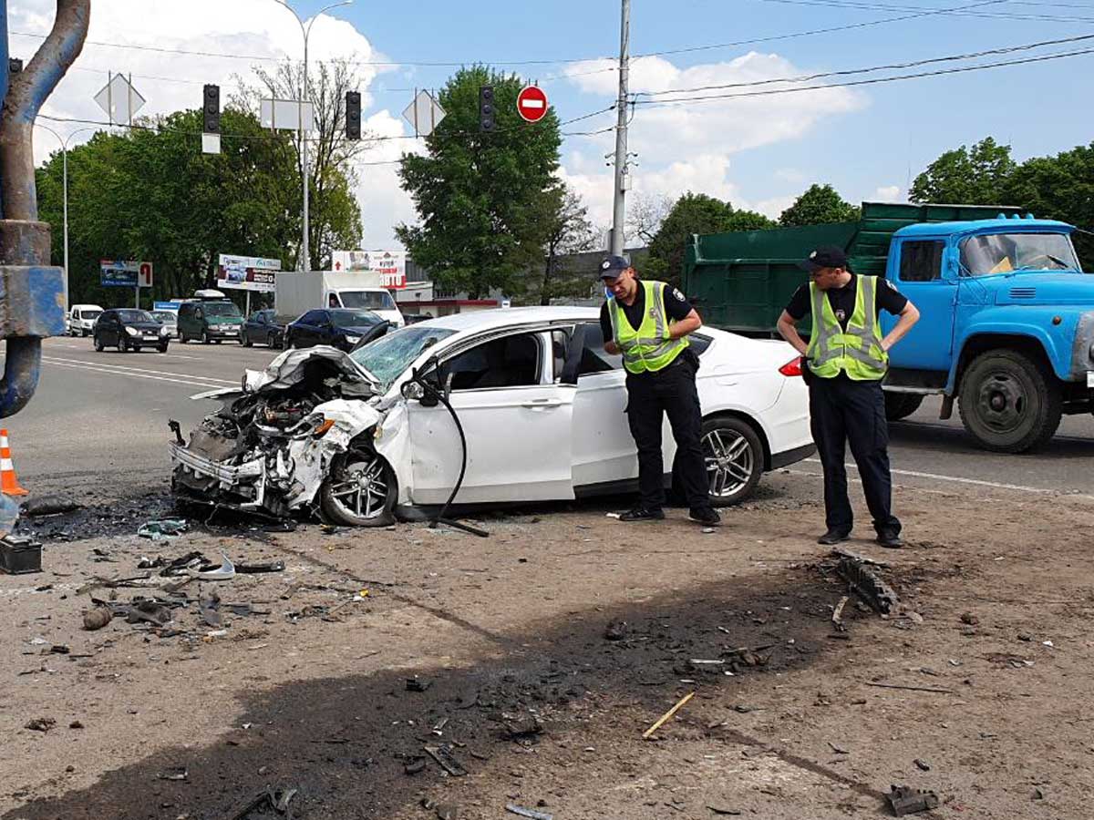 Жуткое ДТП под Киевом: Ford Mondeo влетел в самосвал, водитель скончался в карете скорой помощи