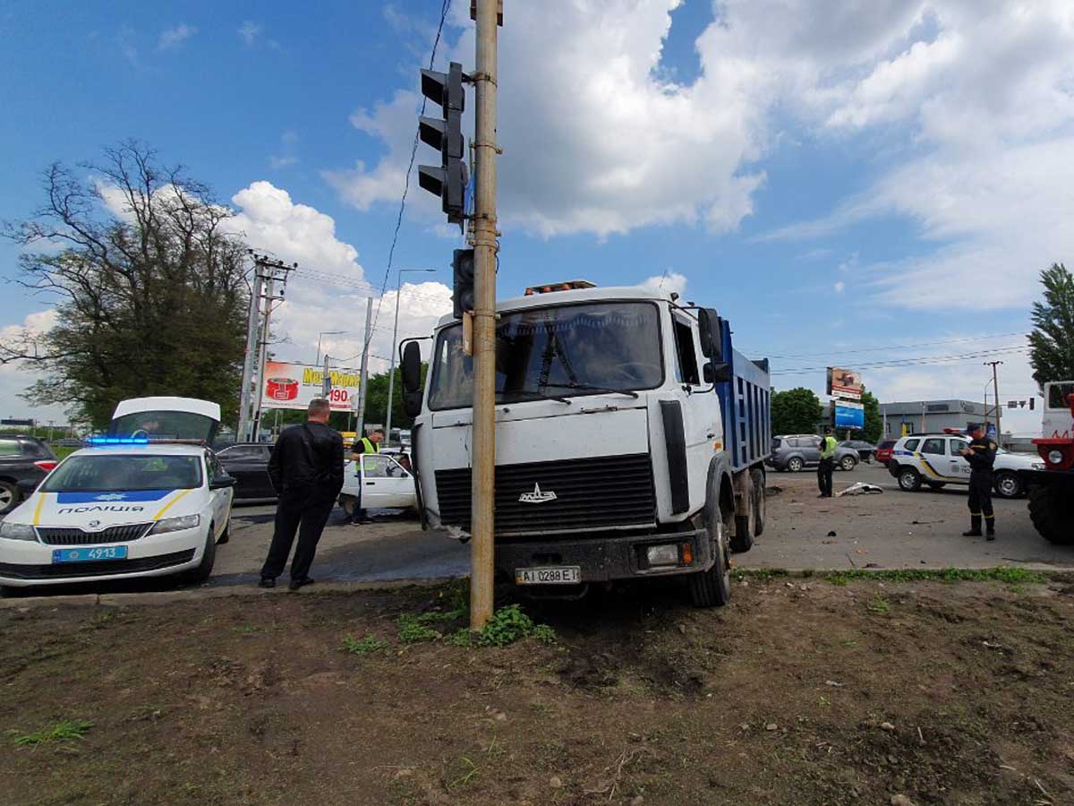 Жуткое ДТП под Киевом: Ford Mondeo влетел в самосвал, водитель скончался в карете скорой помощи